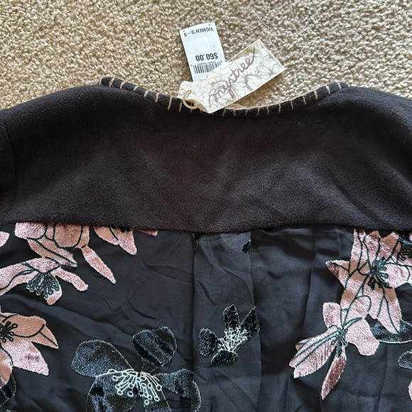 🆕🌸Mystree Black Floral Black Top - size small - Picture 3 of 8